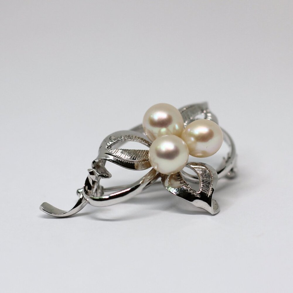 Elegant Akoya Pearl and Sterling Silver Brooch